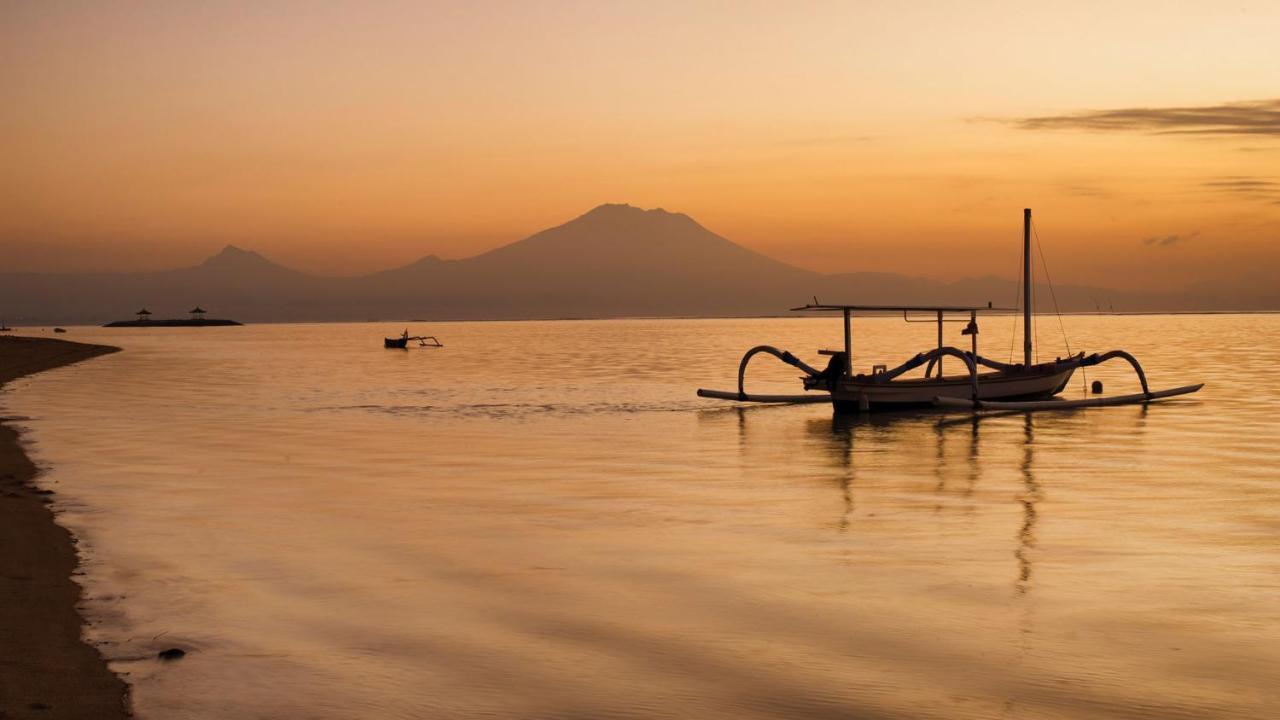Maya Sanur Resort & Spa Екстер'єр фото Sunset over Mount Agung