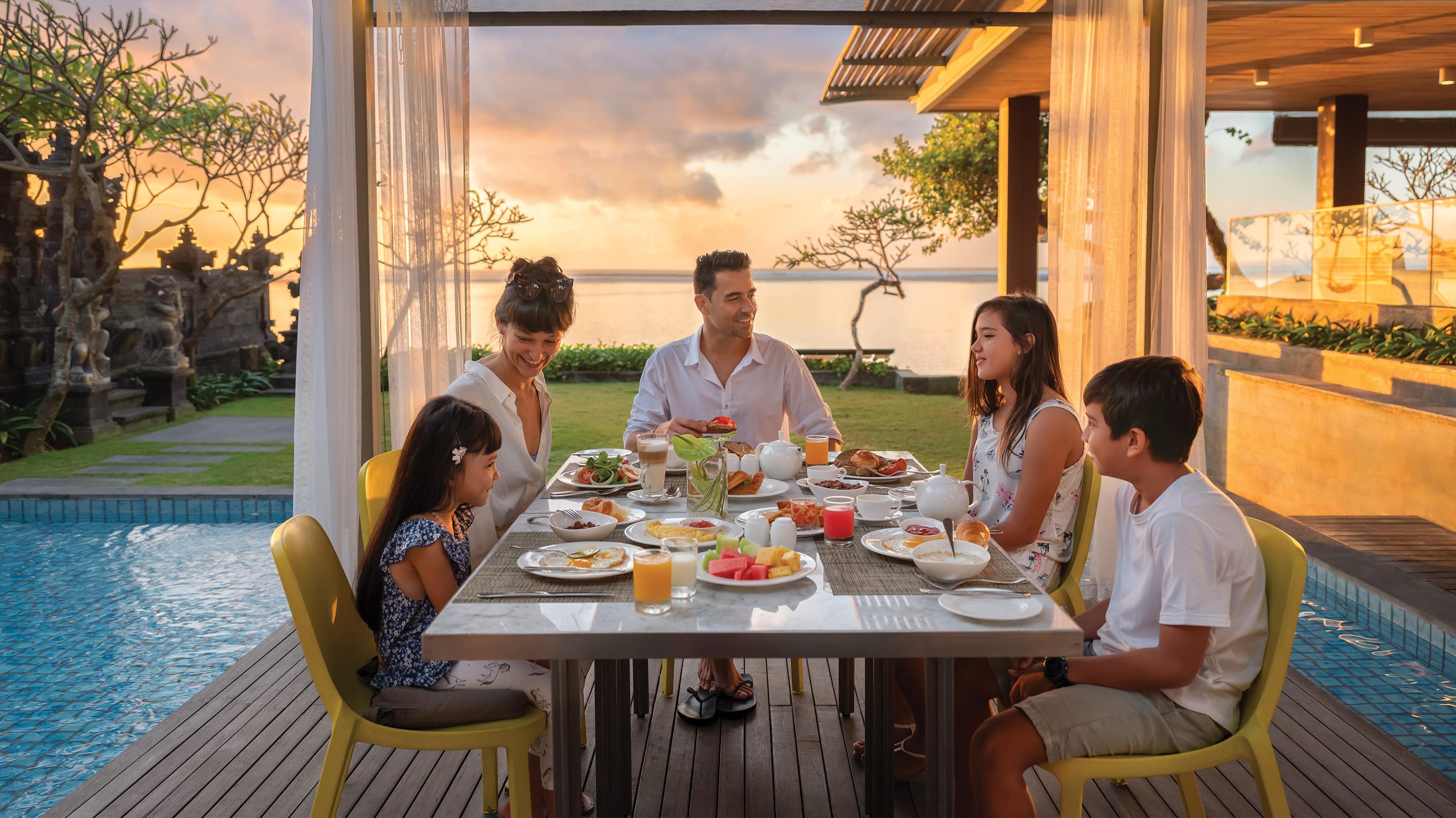 Maya Sanur Resort & Spa Екстер'єр фото Family dining at the beach