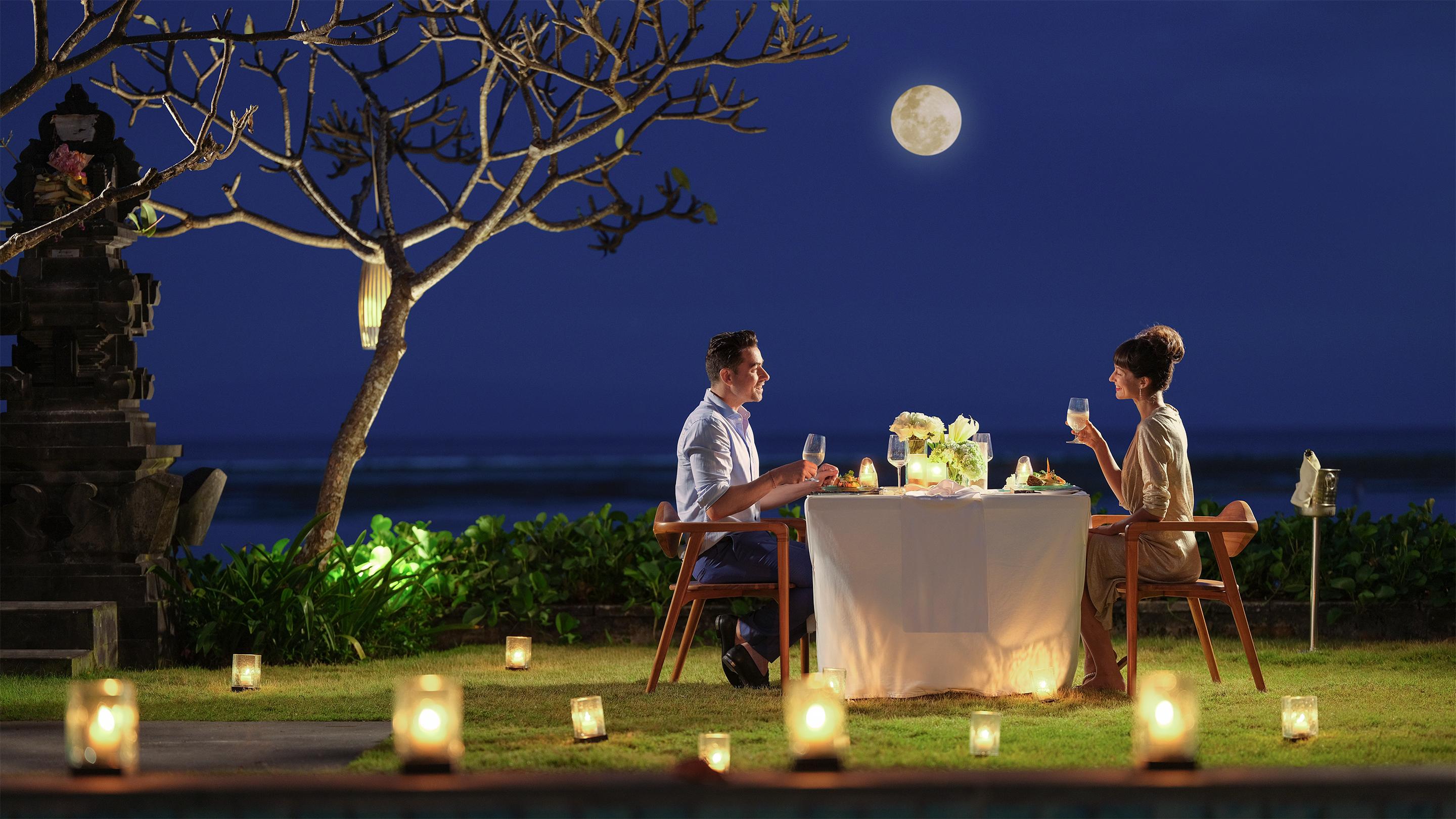 Maya Sanur Resort & Spa Екстер'єр фото A couple dining at a resort